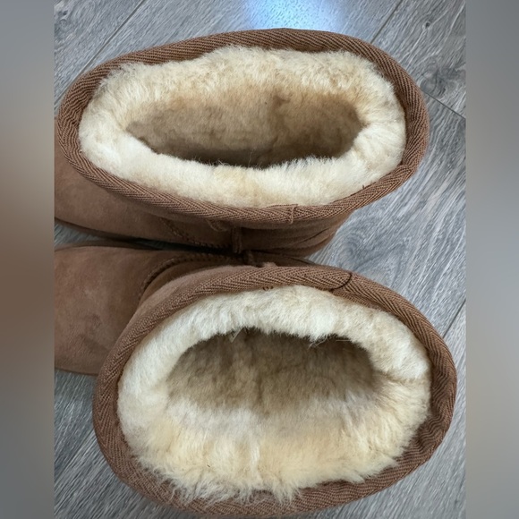 ✨ SOLD ✨UGG | Classic Short II Boots | Chestnut - Picture 4 of 9